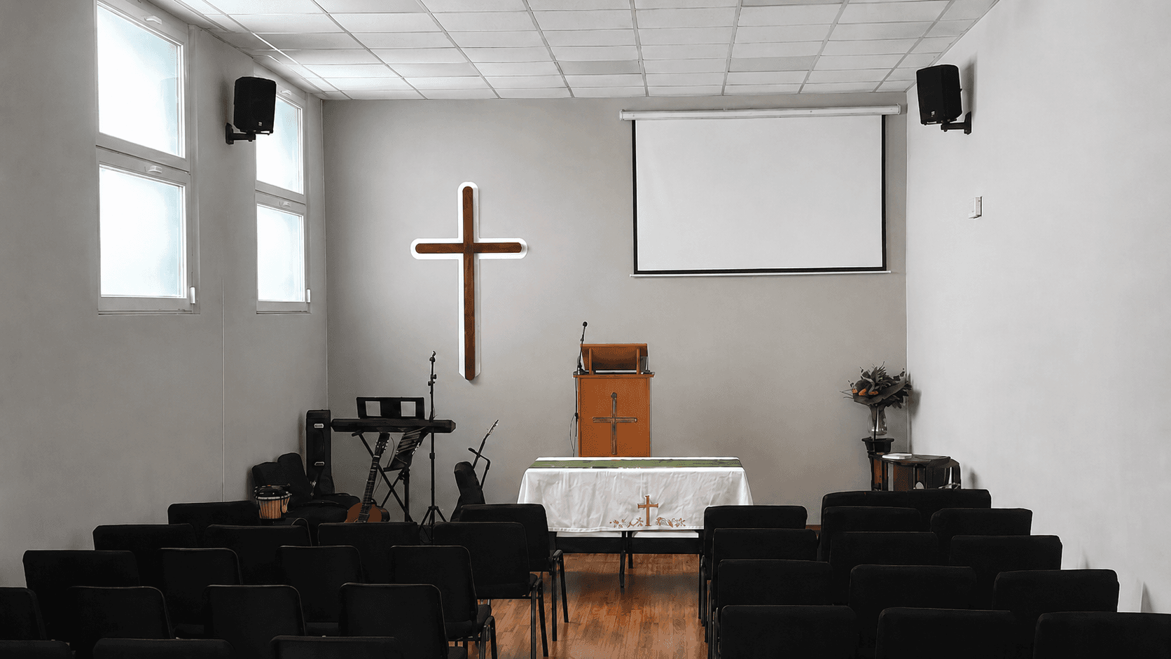 Pulpito e sala di culto della Chiesa Presbiteriana di Legnano