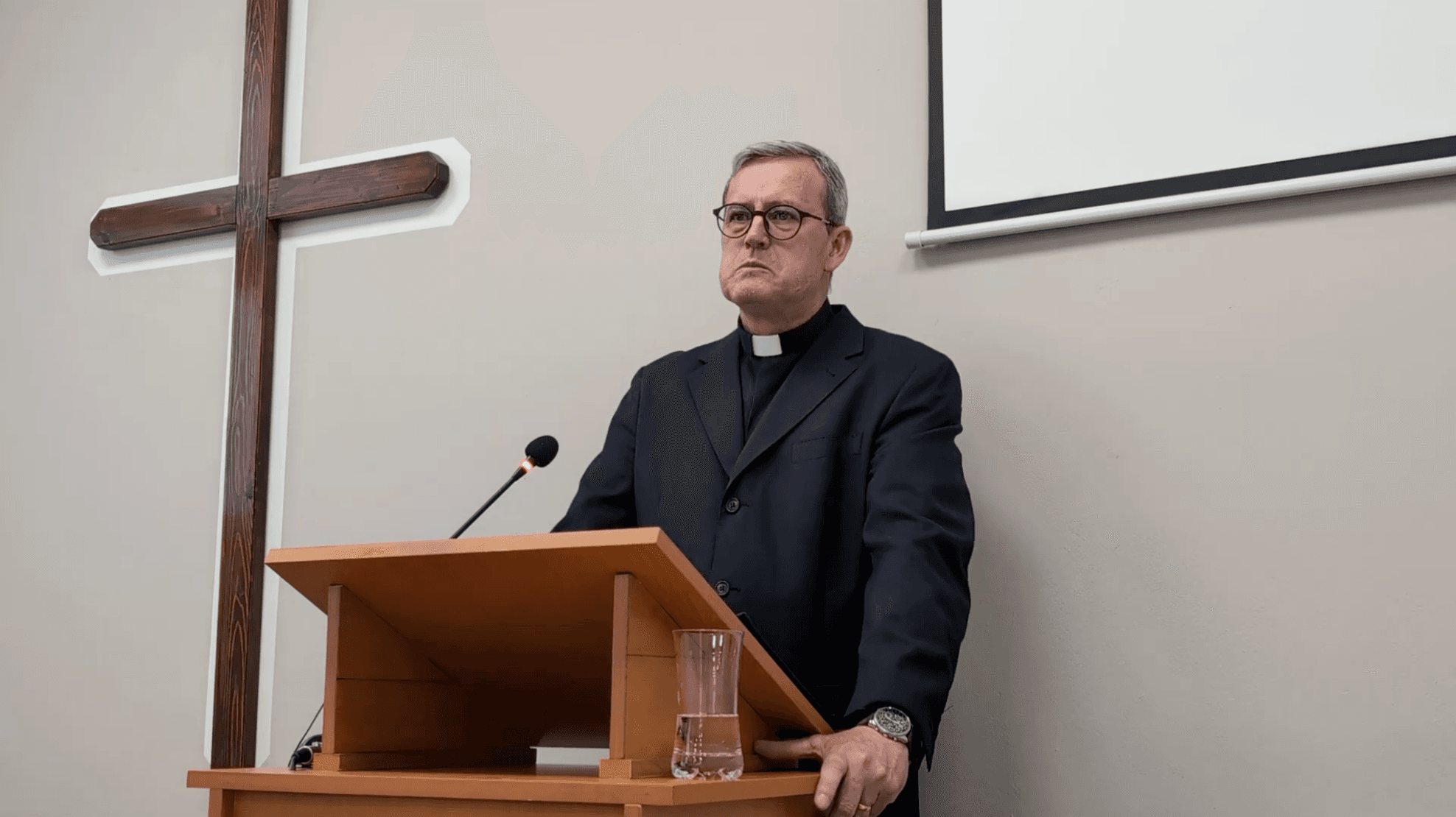 Il pastore Humberto William Arisa durante un momento di insegnamento